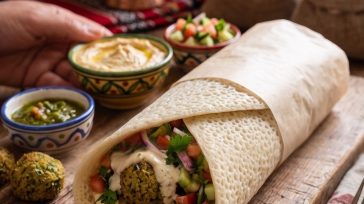 מנת פלאפל בתוך לחוח